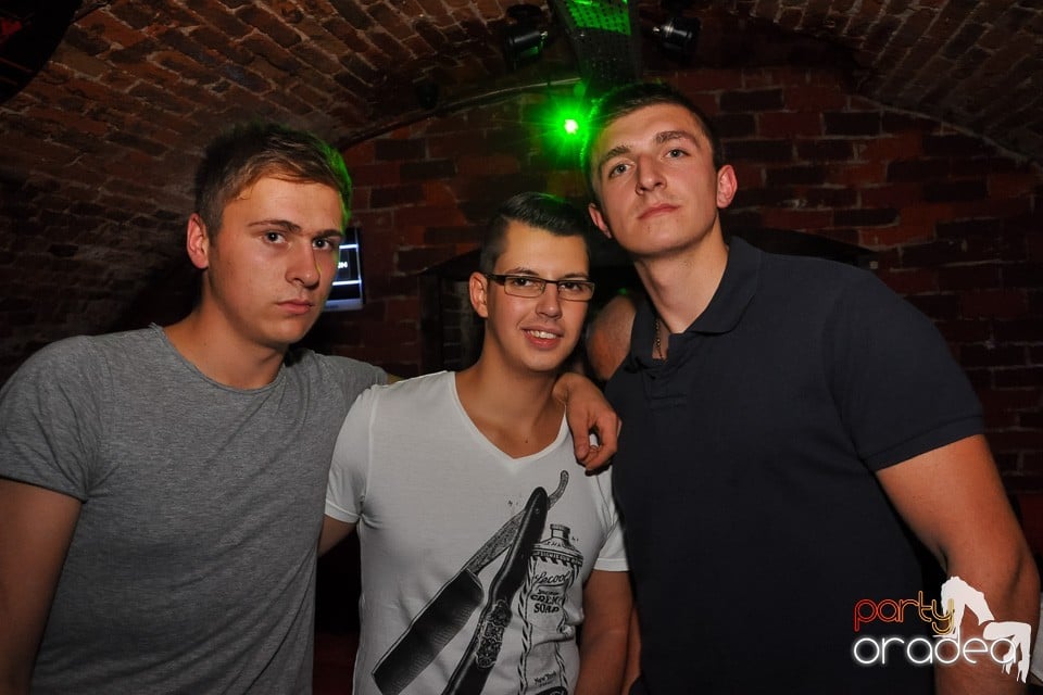 Distracţie în Club Escape, 