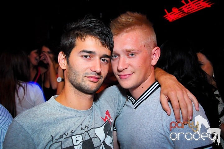 Distracţie în Club Escape, 