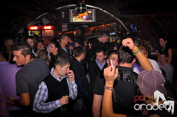 Distracţie în Club Escape, 