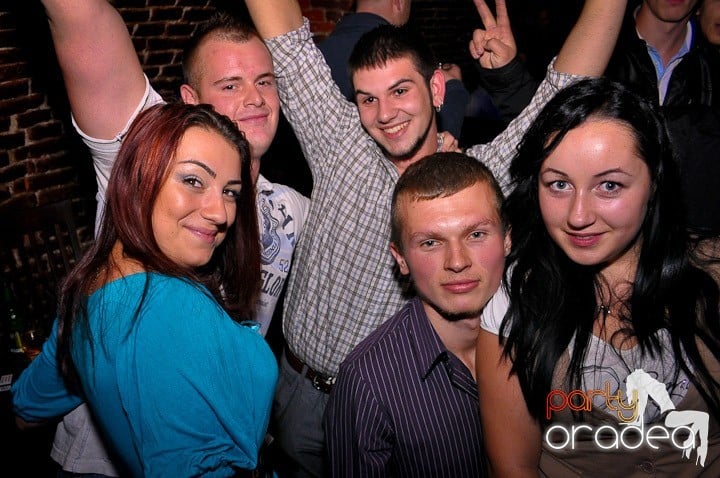 Distracţie în Club Escape, 