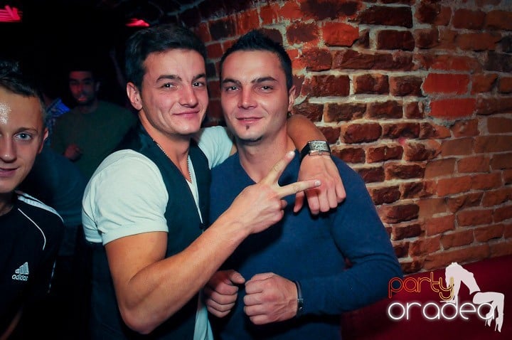 Distracţie în Club Escape, 