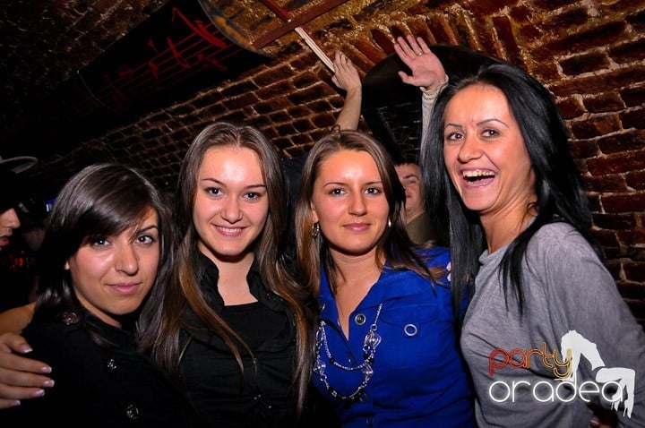 Distracţie în Club Escape, 