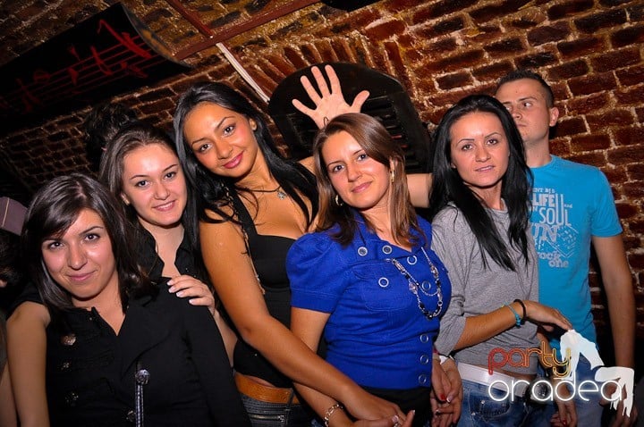 Distracţie în Club Escape, 