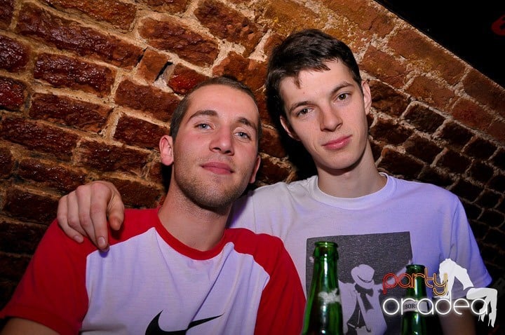 Distracţie în Club Escape, 