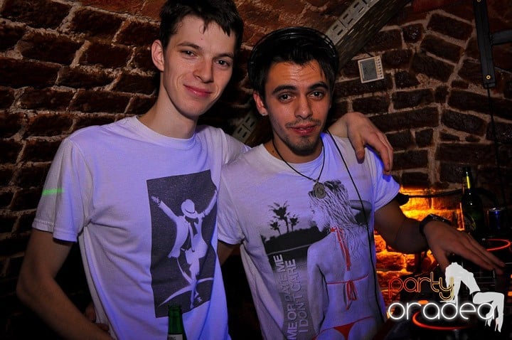 Distracţie în Club Escape, 