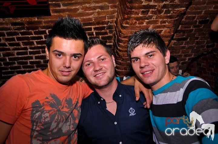 Distracţie în Club Escape, 