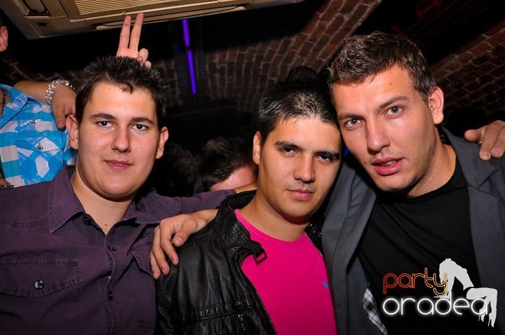 Distracţie în Club Escape, 