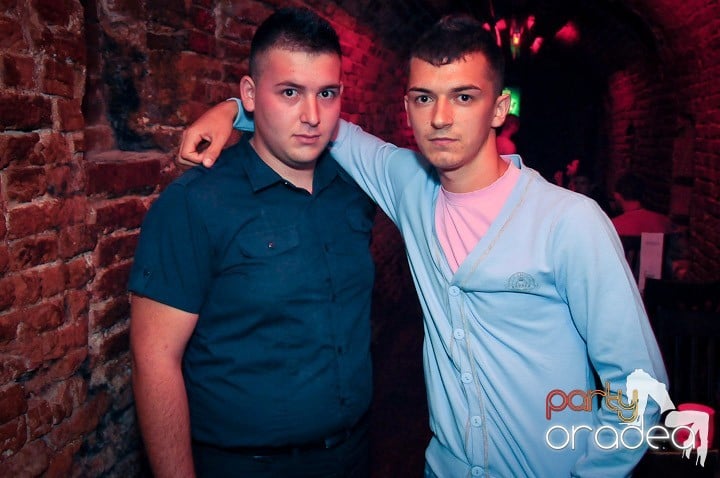 Distracţie în Club Escape, 