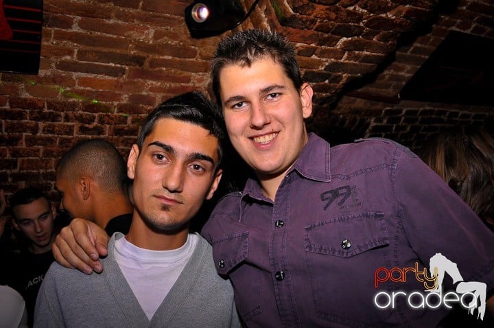 Distracţie în Club Escape, 