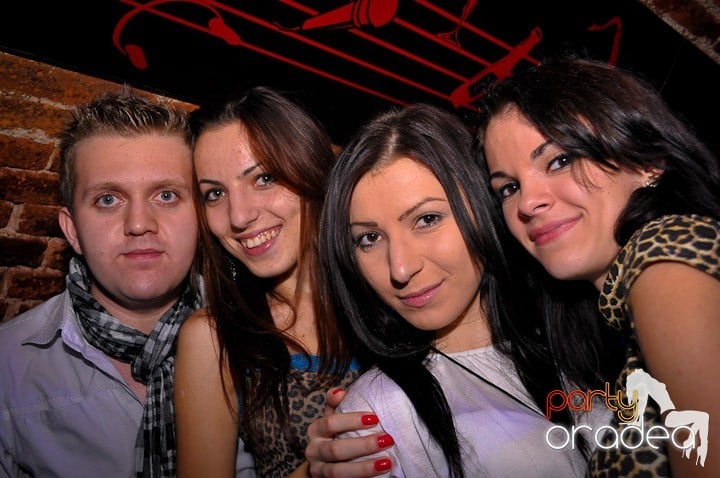 Distracţie în Club Escape, 