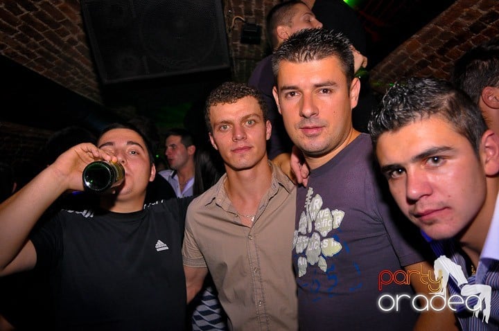 Distracţie în Club Escape, 