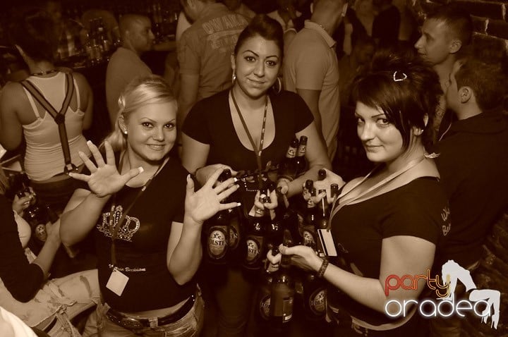 Distracţie în Club Escape, 