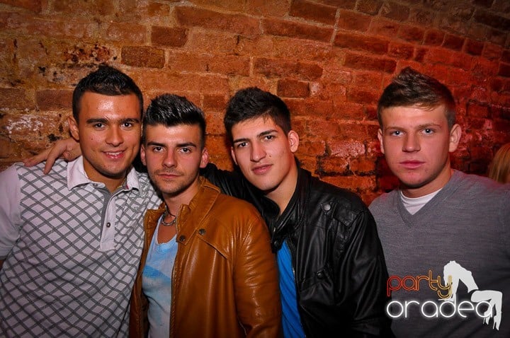 Distracţie în Club Escape, 