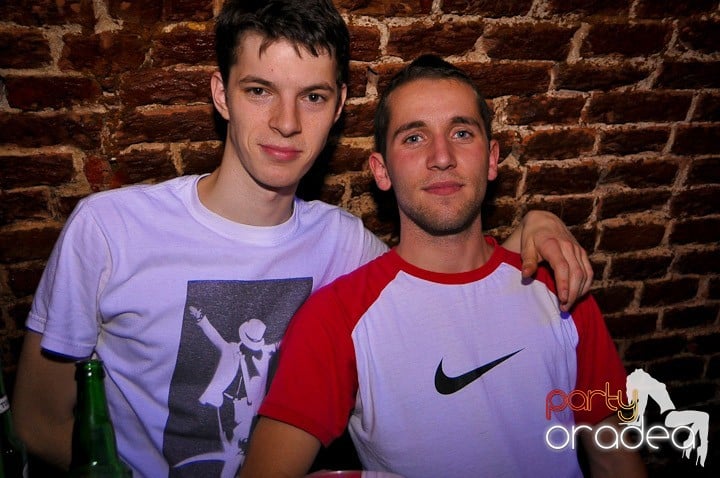 Distracţie în Club Escape, 