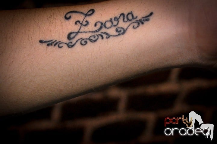 Distracţie în Club Escape, 