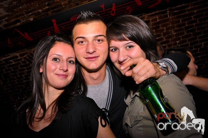 Distracţie în Club Escape, 