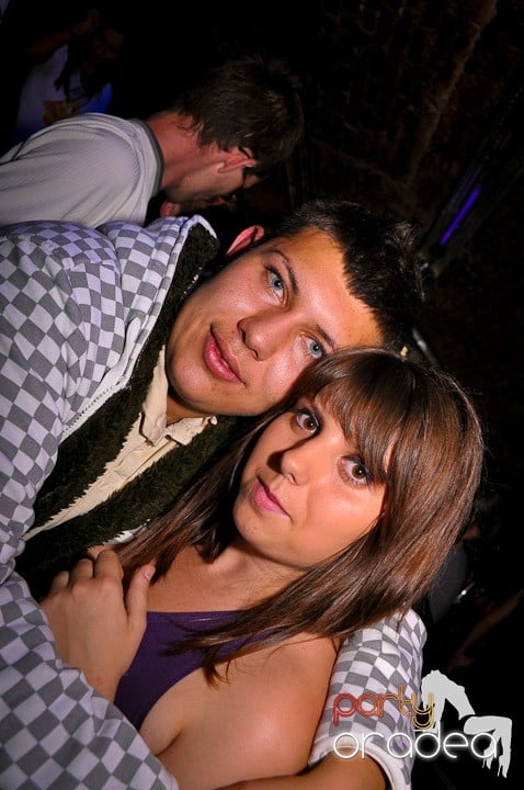 Distracţie în Club Escape, 