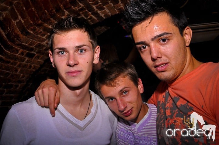 Distracţie în Club Escape, 