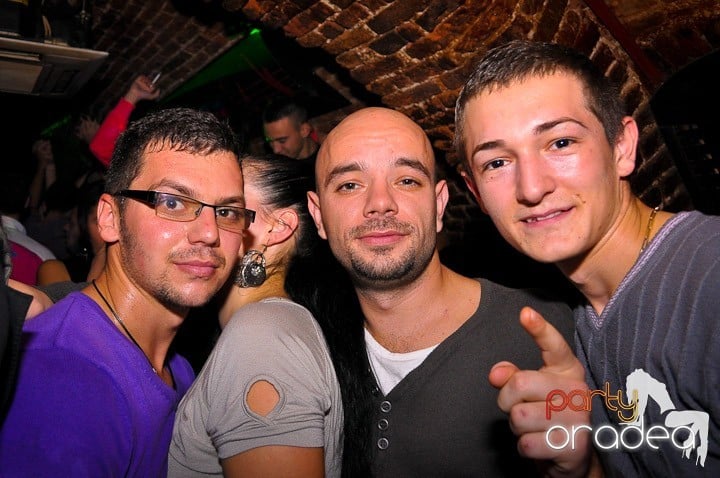 Distracţie în Club Escape, 