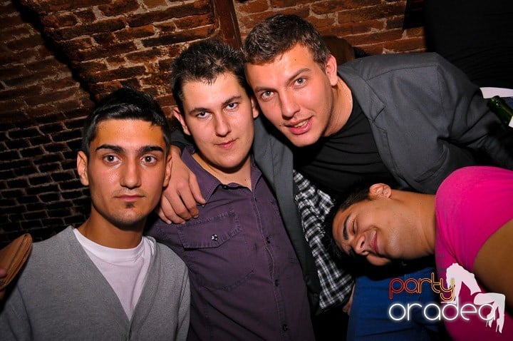 Distracţie în Club Escape, 