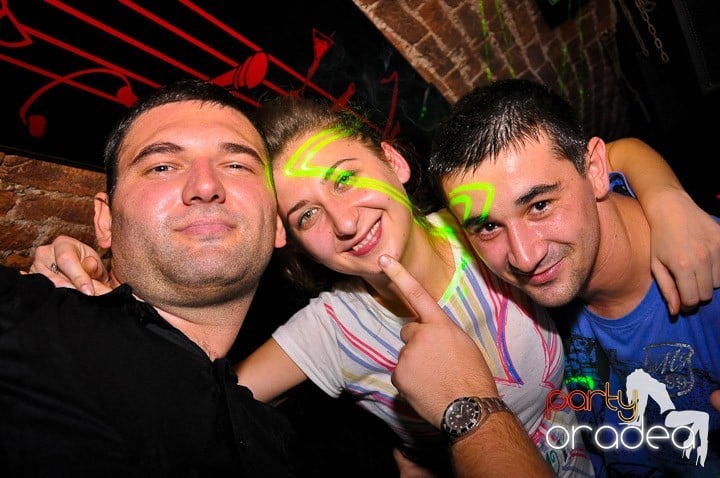 Distracţie în Club Escape, 