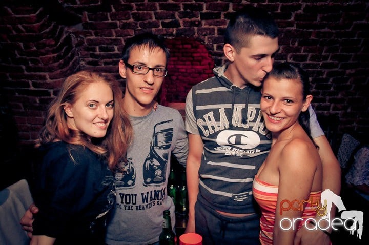 Distracţie în Club Escape, 