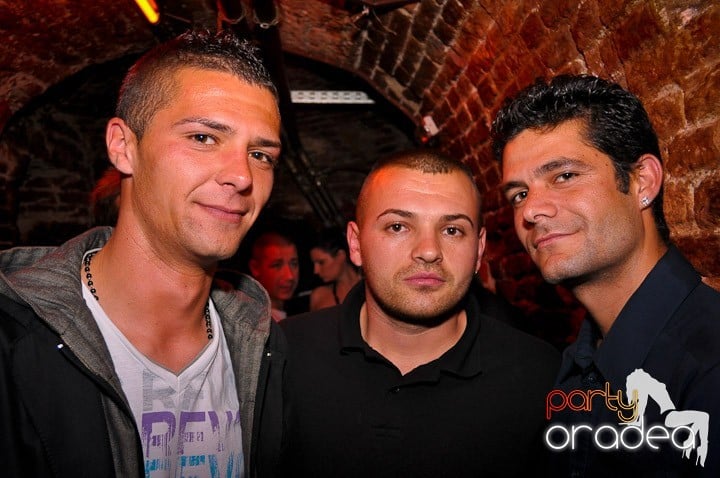 Distracţie în Club Escape, 