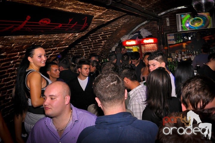 Distracţie în Club Escape, 