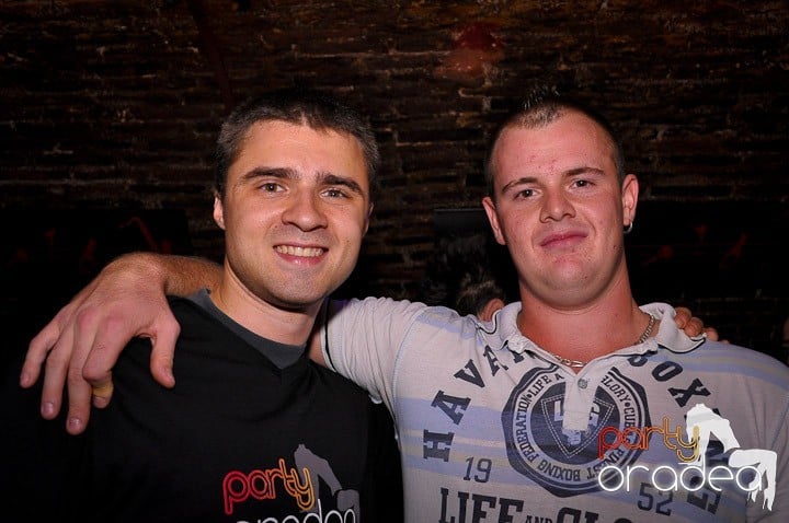 Distracţie în Club Escape, 