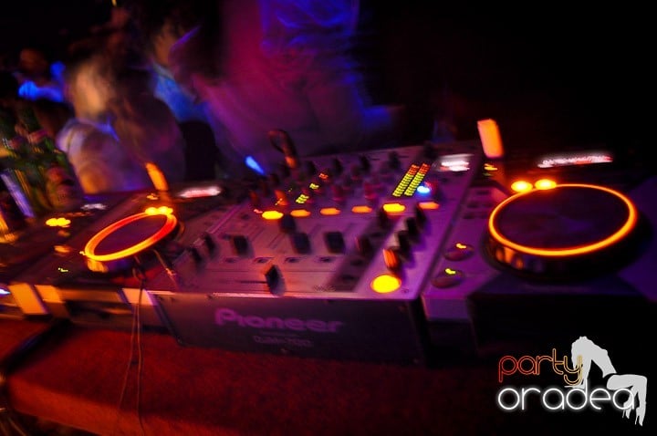 Distracţie în Club Escape, 