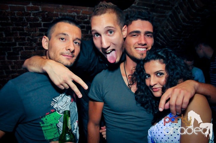 Distracţie în Club Escape, 