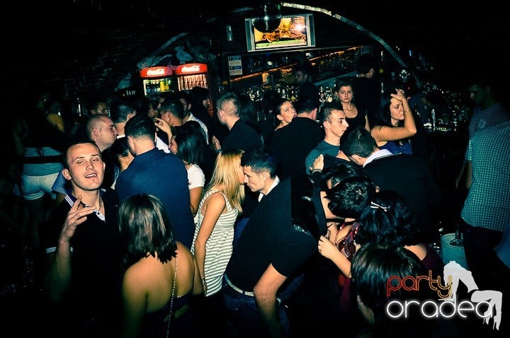 Distracţie în Club Escape, 