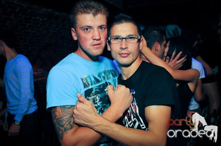 Distracţie în Club Escape, 