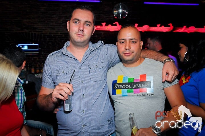 Distracţie în Club Escape, 