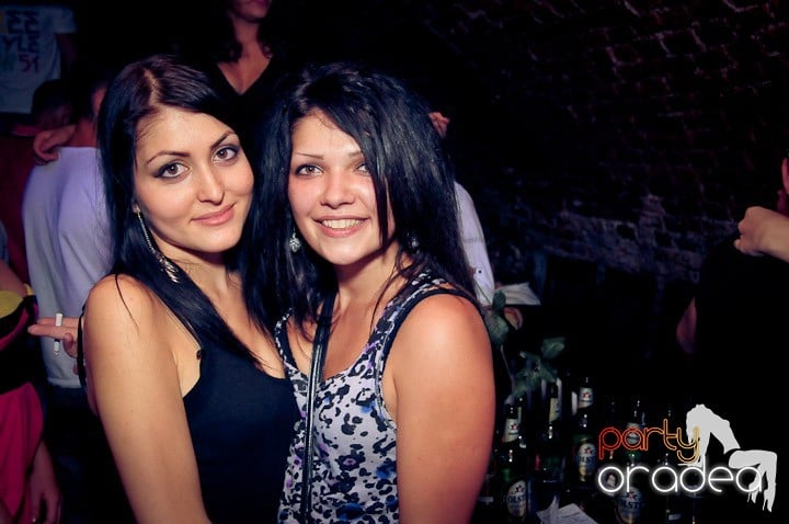 Distracţie în Club Escape, 