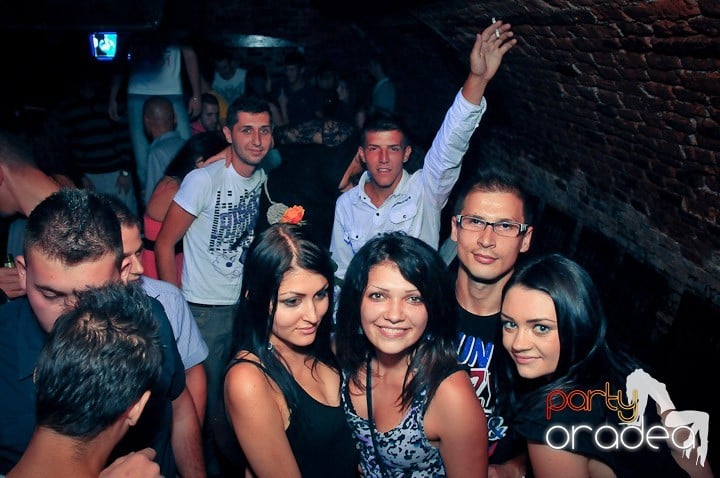 Distracţie în Club Escape, 