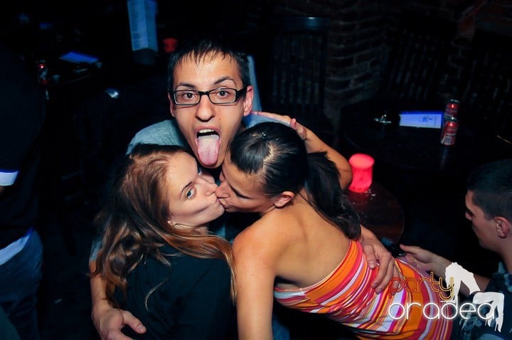 Distracţie în Club Escape, 