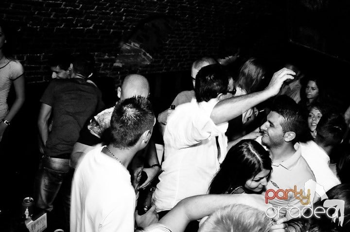 Distracţie în Club Escape, 