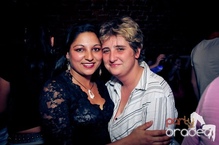 Distracţie în Club Escape, 