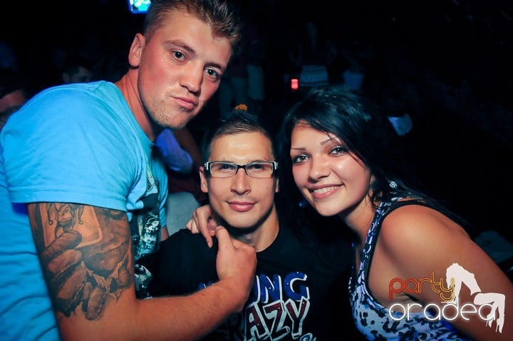 Distracţie în Club Escape, 