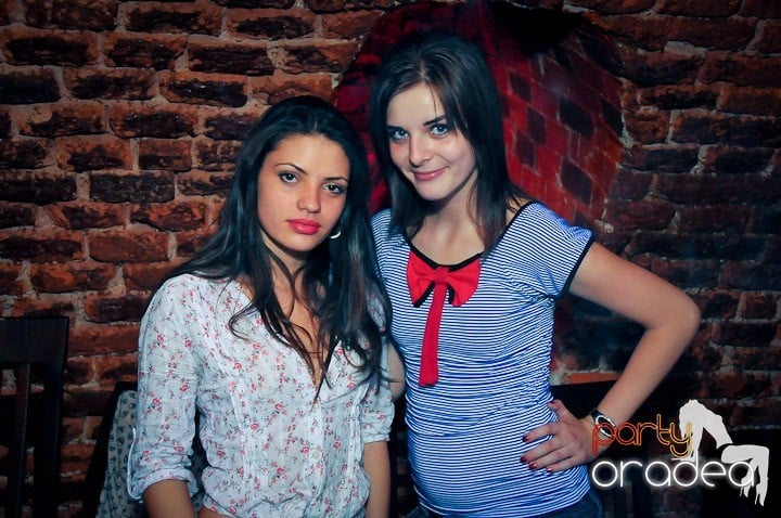 Distracţie în Club Escape, 