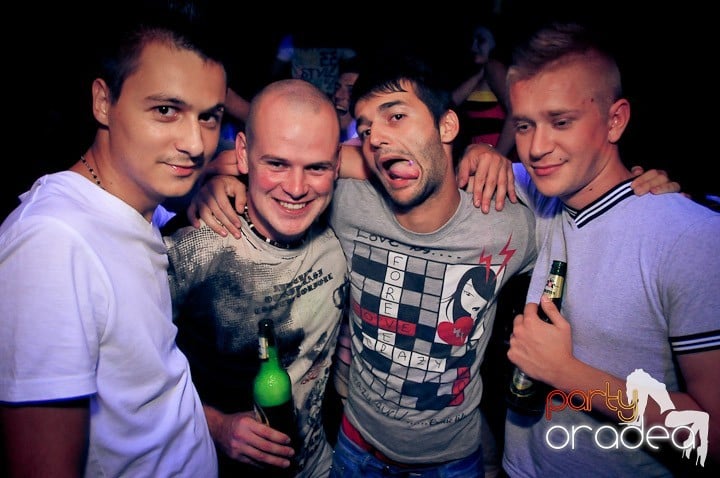 Distracţie în Club Escape, 