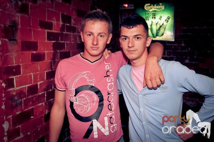 Distracţie în Club Escape, 