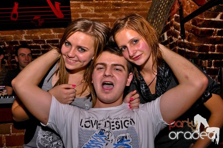 Distracţie în Club Escape,