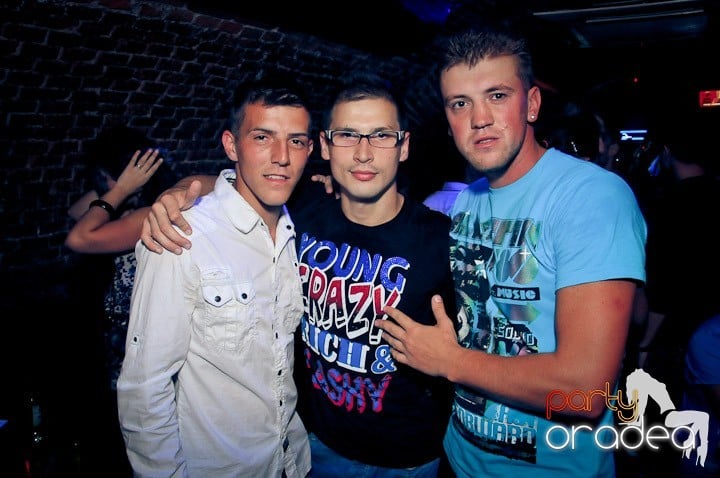 Distracţie în Club Escape, 