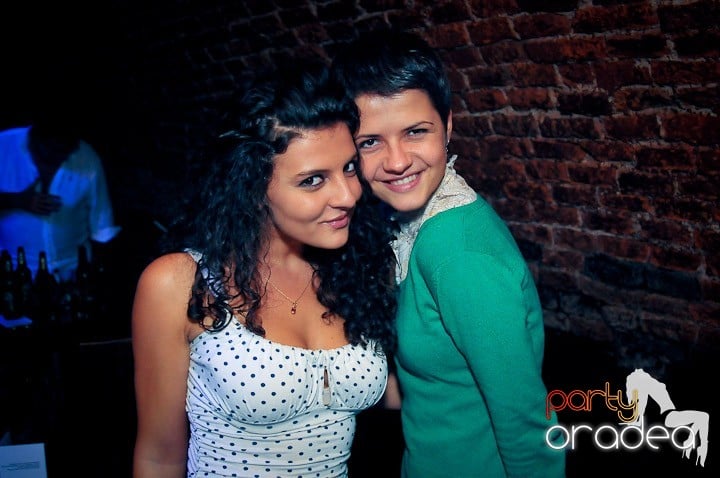 Distracţie în Club Escape, 