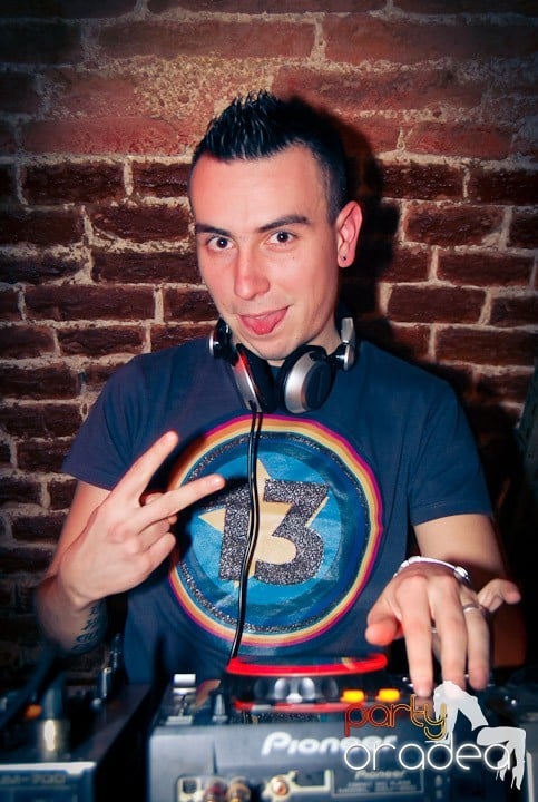 Distracţie în Club Escape, 