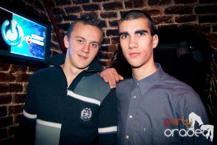 Distracţie în Club Escape, 