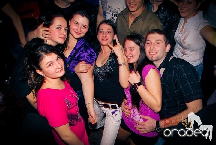 Distracţie în Club Escape, 