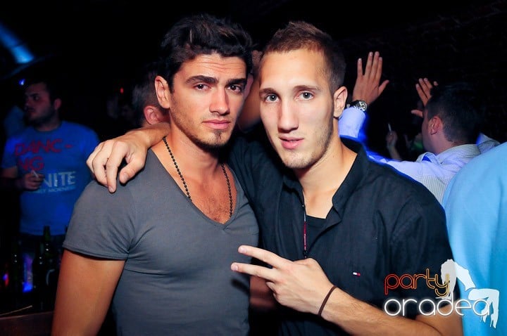 Distracţie în Club Escape, 